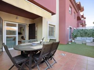 Un patio con una mesa y sillas en una casa. en Arrecife Home by Staycare, en Rota