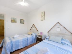 una habitación con dos camas y un escritorio y una habitación en Arrecife Home by Staycare, en Rota 19 fotos más