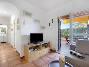 una sala de estar con un sofá y un televisor en Arrecife Home by Staycare, en Rota