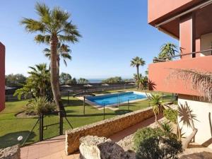 una casa con piscina y palmeras en Arrecife Home by Staycare, en Rota