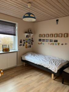 Postel nebo postele na pokoji v ubytování Bright & spacious in Silkeborg