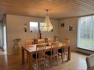 Posezení v ubytování Bright & spacious in Silkeborg