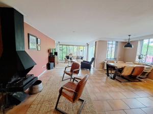 a living room with a table and chairs at Villa Present - Vakantiewoning Herkingen in Herkingen