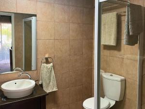 Koupelna v ubytování Matthys Guesthouse + 21 fotografií