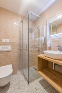 Koupelna v ubytování Hotel Delfin + 23 fotografií