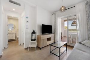 ein Wohnzimmer mit Sofa und Fernseher in der Unterkunft Isla Candor free parking by Staycare in Rota