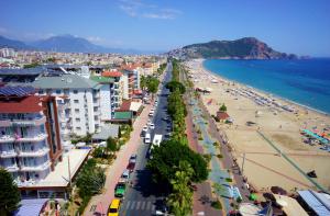 een uitzicht op een strand met gebouwen en de oceaan bij Kleopatra Melissa Hotel in Alanya