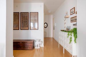 corridoio con pareti bianche e tavolo in legno di Sunny Home, appartamento in centro e vicino alla spiaggia a Grado