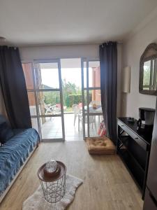Televisi dan/atau pusat hiburan di Cap Esterel Mer Sport et Nature, dans village Pierres et Vacances