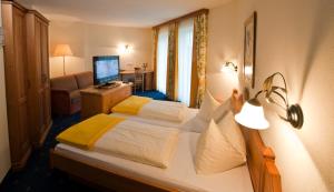 Posteľ alebo postele v izbe v ubytovaní Hotel Hammerwirt - Forellenhof + 37 fotografií