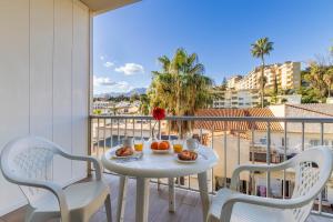 En balkon eller terrasse på Carihuela Palace 418 By IVI Real Estate