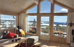 ein Wohnzimmer mit einem großen Fenster mit Aussicht in der Unterkunft Sjusjøen Pihl 4020 in Sjusjøen
