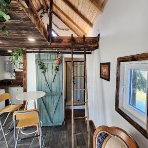 ル・ティヨにあるChalet de la Comtéの緑のドア、テーブル、椅子が備わる客室です。