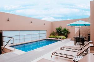 Bazén v ubytování Courtyard by Marriott Guayaquil nebo v jeho okolí