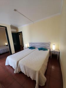 Ένα ή περισσότερα κρεβάτια σε δωμάτιο στο Apartamento Parque dos Reis I