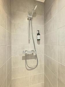a shower with a shower head in a bathroom at Escapade parfaite 4 pers Hypercentre Blatin in Clermont-Ferrand