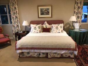 Un dormitorio con una cama grande con almohadas. en Grace on Argyle, Executive Suite in Sandton, en Johannesburgo