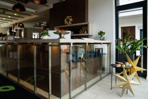 kuchnia z dużą wyspą w pokoju w obiekcie Hotel Grunt w mieście Mladá Boleslav