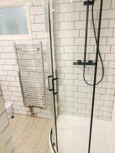 Koupelna v ubytování Gravesend 2 Bedroom Flat -2 mins to STN -GF