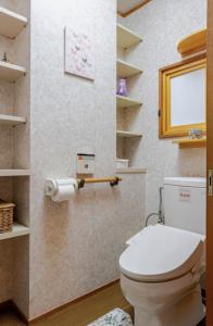OiwakeにあるForesta Karuizawa 1のバスルーム(トイレ付)、窓、棚が備わります。 +29枚の写真