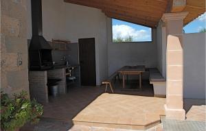 kuchnia i jadalnia ze stołem i kuchenką w obiekcie Lovely Home In Porreres w mieście Porreres +37 zdjęć