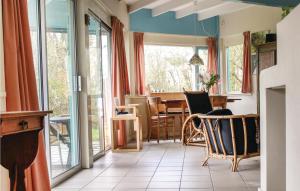 カンペルラントにあるAmazing Home In Kamperland With Wifiのテーブルと椅子のあるリビングルーム