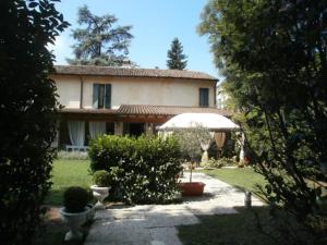 una casa grande con patio en Albergo Dimora Storica Antica Hostelleria, en Crema