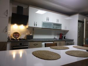 Kuchyň nebo kuchyňský kout v ubytování Seyhan'da 2 oda bir salon full apartmant + 6 fotografií