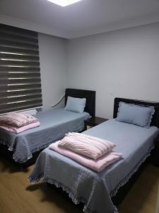 Postel nebo postele na pokoji v ubytování Seyhan'da 2 oda bir salon full apartmant