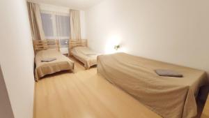a room with two beds and a window at 3 bedroom house with 2 bathrooms in Dusseldorf - Haus mit 3 Schlafzimmer 2 Badezimmer in Düsseldorf in Düsseldorf