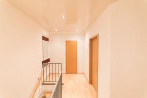 a hallway with a staircase in a house at 3 bedroom house with 2 bathrooms in Dusseldorf - Haus mit 3 Schlafzimmer 2 Badezimmer in Düsseldorf in Düsseldorf