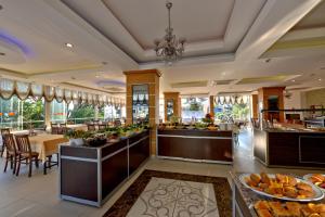 un buffet nella hall di un hotel con una caffetteria di Kleopatra Melissa Hotel a Alanya