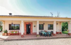 una casa con sedie e tavoli di fronte ad essa di Finca Villaseca ad Almodóvar del Río