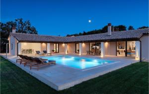 una piscina en el patio trasero de una casa en Villa Marialba, en Pula