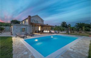 una piscina en el patio trasero de una casa en Villa Jerolim, en Zadar