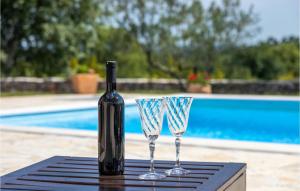Una botella de vino y dos copas de vino en una mesa en Villa Jerolim, en Zadar 40 fotos más