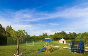 un parco giochi con uno scivolo blu e una porta di Villa Sunny a VeliGolji