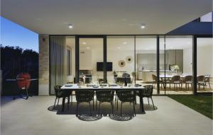 ein Esszimmer mit einem Tisch und Stühlen in einem Haus in der Unterkunft Villa Rosinjola in Nova Vas