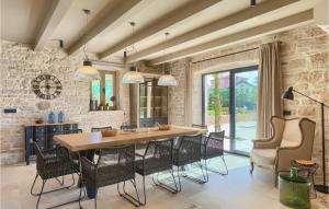 une salle à manger avec une table et des chaises dans l'établissement Villa San Martino, à Rovinj