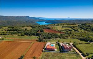 een luchtfoto van een boerderij met een veld en een meer bij Villa Rebici in Pula