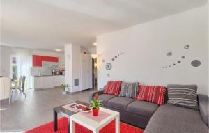 een woonkamer met een bank en een tafel bij Villa Rebici in Pula