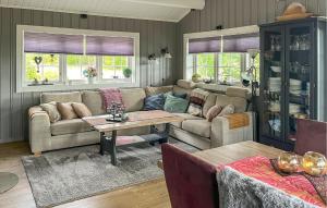 un soggiorno con un divano e un tavolo di Pet Friendly Home In Rena With Wifi a Rena