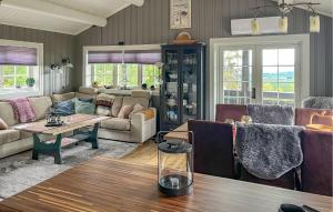 un soggiorno con un divano e un tavolo di Pet Friendly Home In Rena With Wifi a Rena
