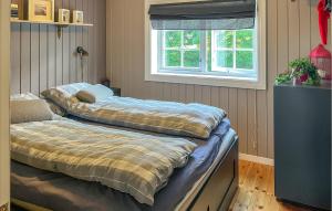 due letti uno accanto all'altro in una stanza di Pet Friendly Home In Rena With Wifi a Rena Altre 12 foto