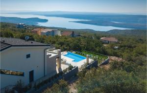 GrmaniにあるVilla Infinityのプール付きの家の航空写真