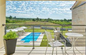 un balcon avec vue sur une piscine dans l'établissement Villa Clara Melodie, à Poreč