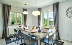 une salle à manger avec une longue table et des chaises dans l'établissement Villa Clara Melodie, à Poreč