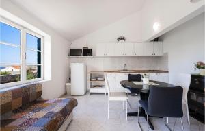 Η κουζίνα ή μικρή κουζίνα στο 2 Bedroom Lovely Home In Kornati