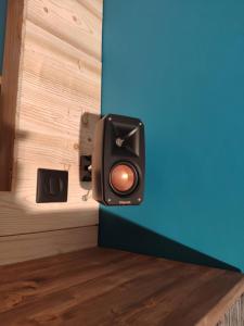 La Cabane Charmant T2 avec jardin centre village في سان جيرفيه ليه بان: مكبر صوت على الحائط بجوار الحائط