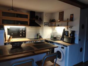 La Cabane Charmant T2 avec jardin centre village في سان جيرفيه ليه بان: مطبخ مع موقد وغسالة +18 صورة